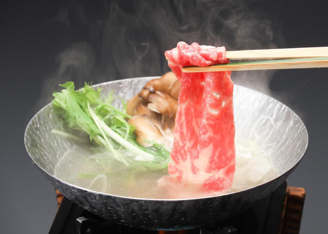Suimeikan Gero Exterior foto A piece of Kobe beef being cooked in a pot