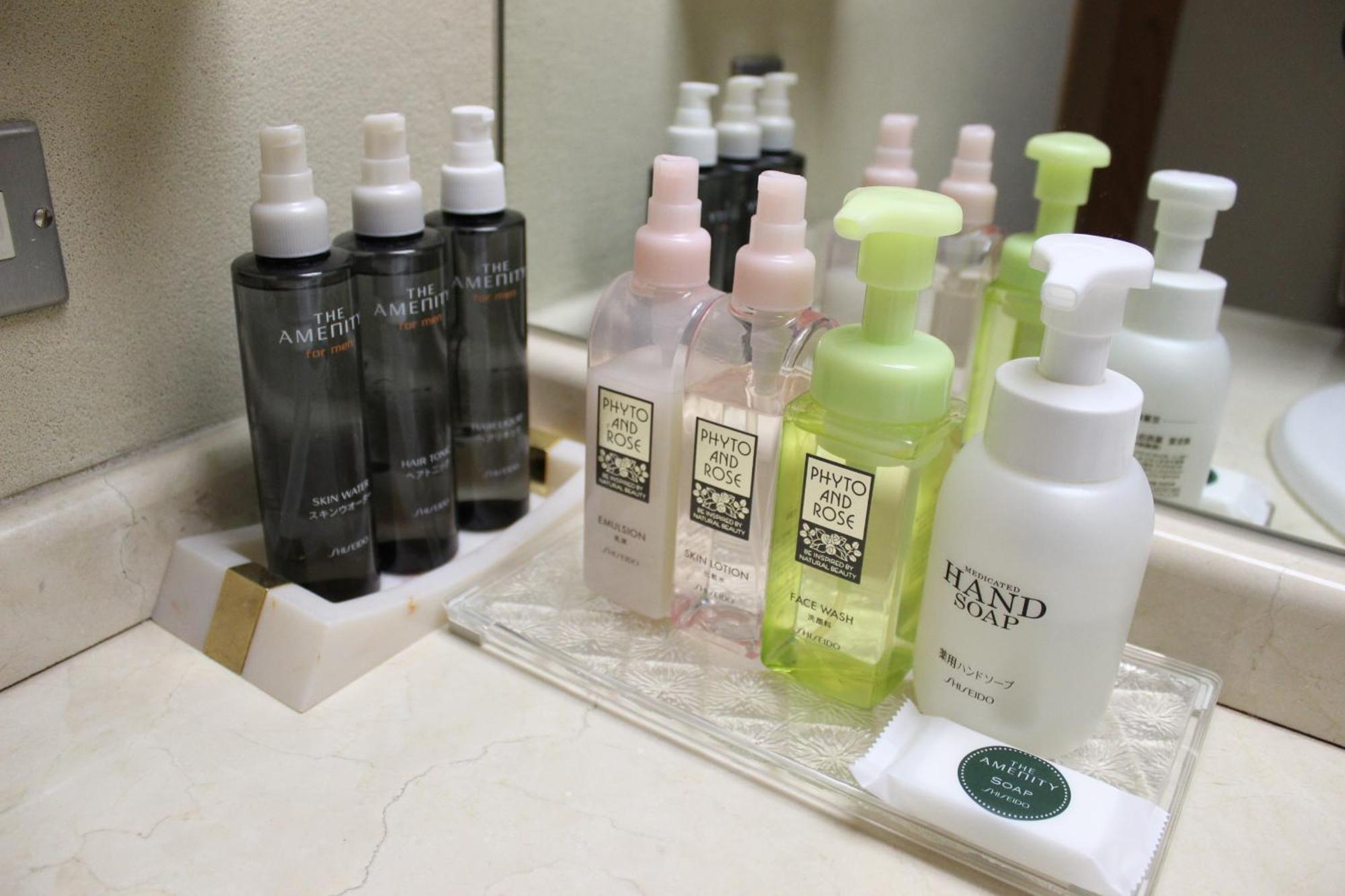 Suimeikan Gero Quarto foto A selection of toiletries in a hotel bathroom