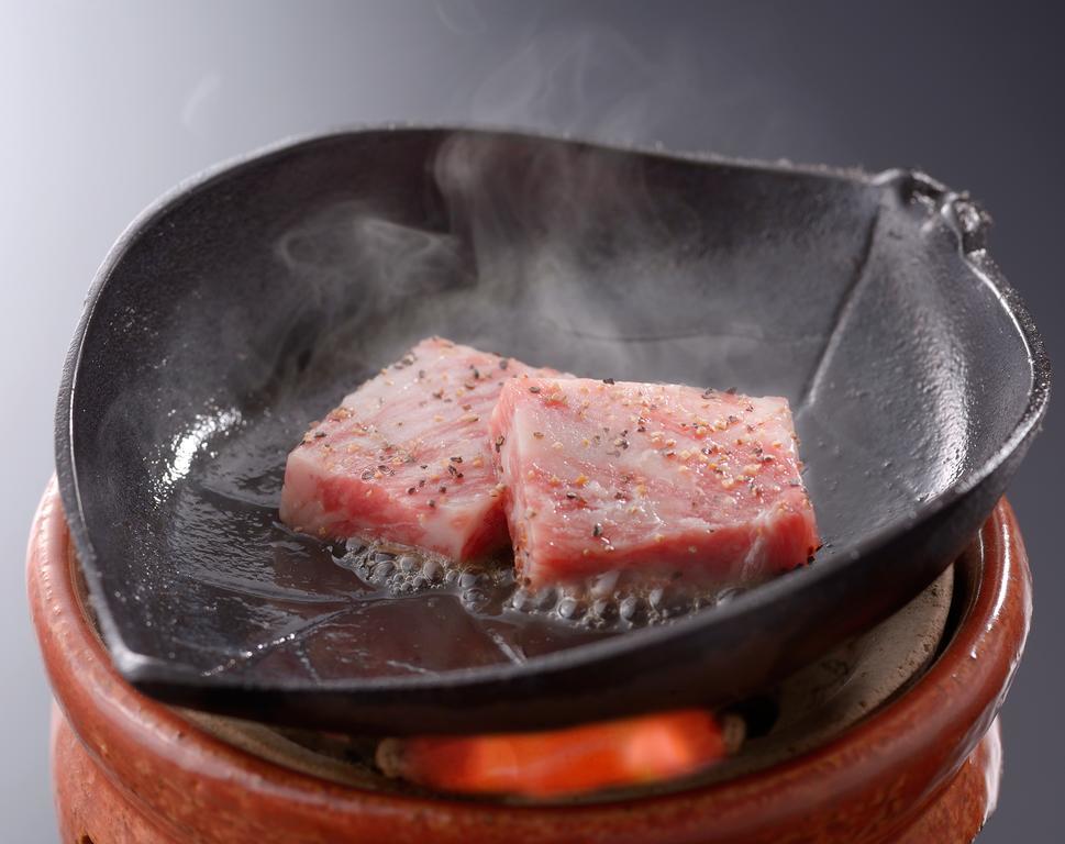 Suimeikan Gero Exterior foto Cooking with a kamado