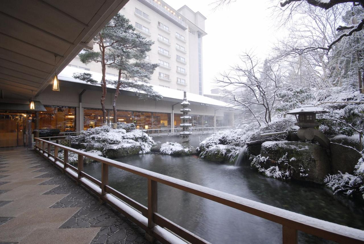 Suimeikan Gero Exterior foto A view of the outdoor onsen at the hotel